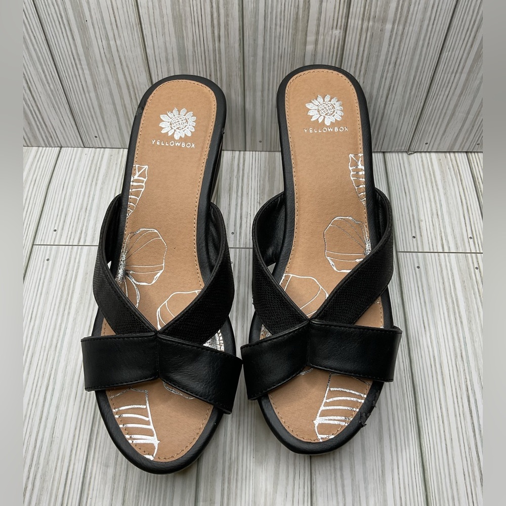 905 Yellow Box Black Alexina Wedge Gem